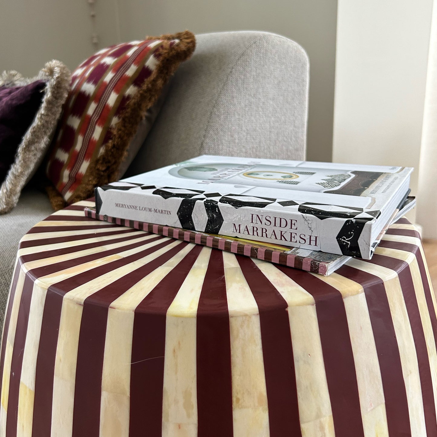 Bone inlay bijzettafel rond, met zwart witte strepen