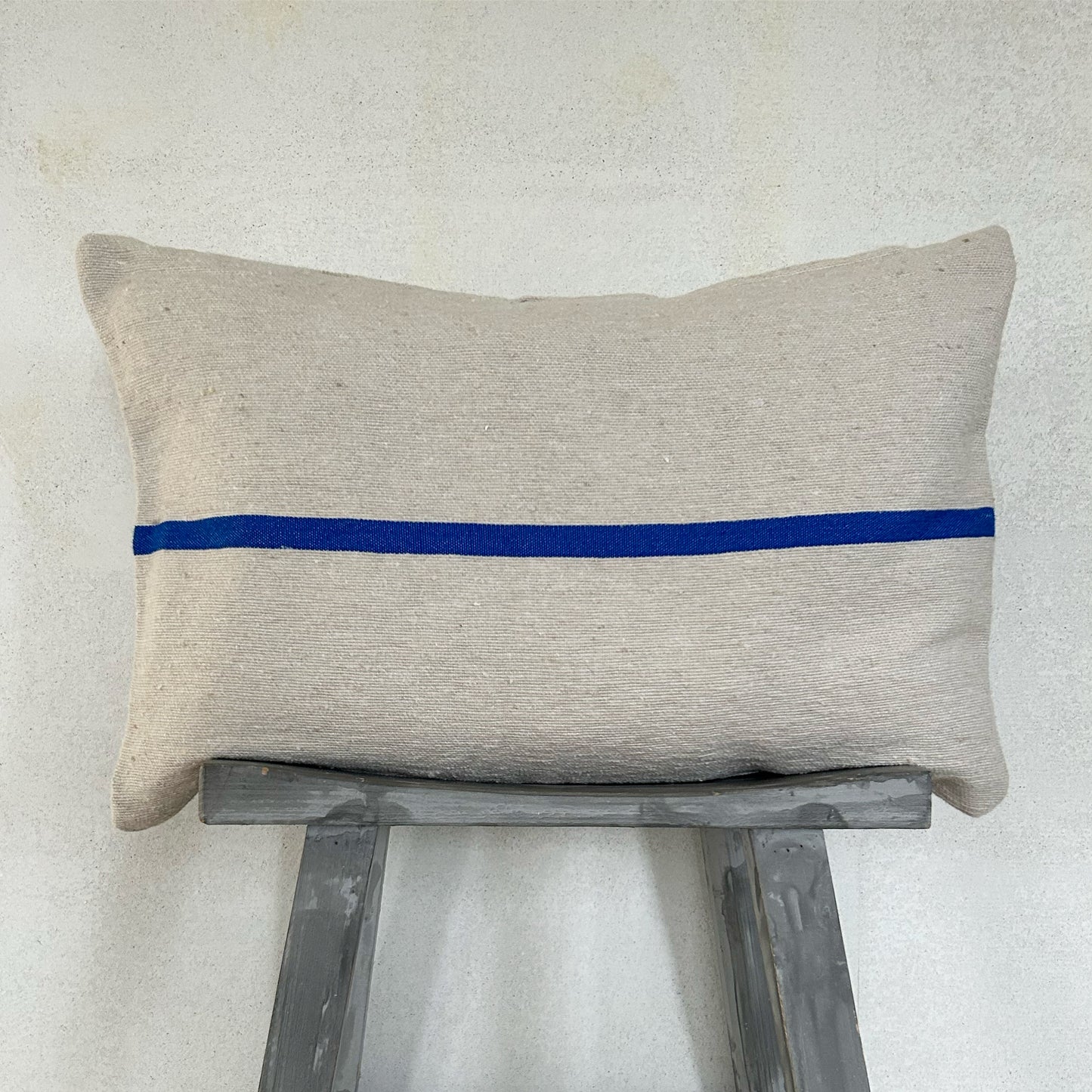 Handgemaakte kussenhoes met blauwe streep