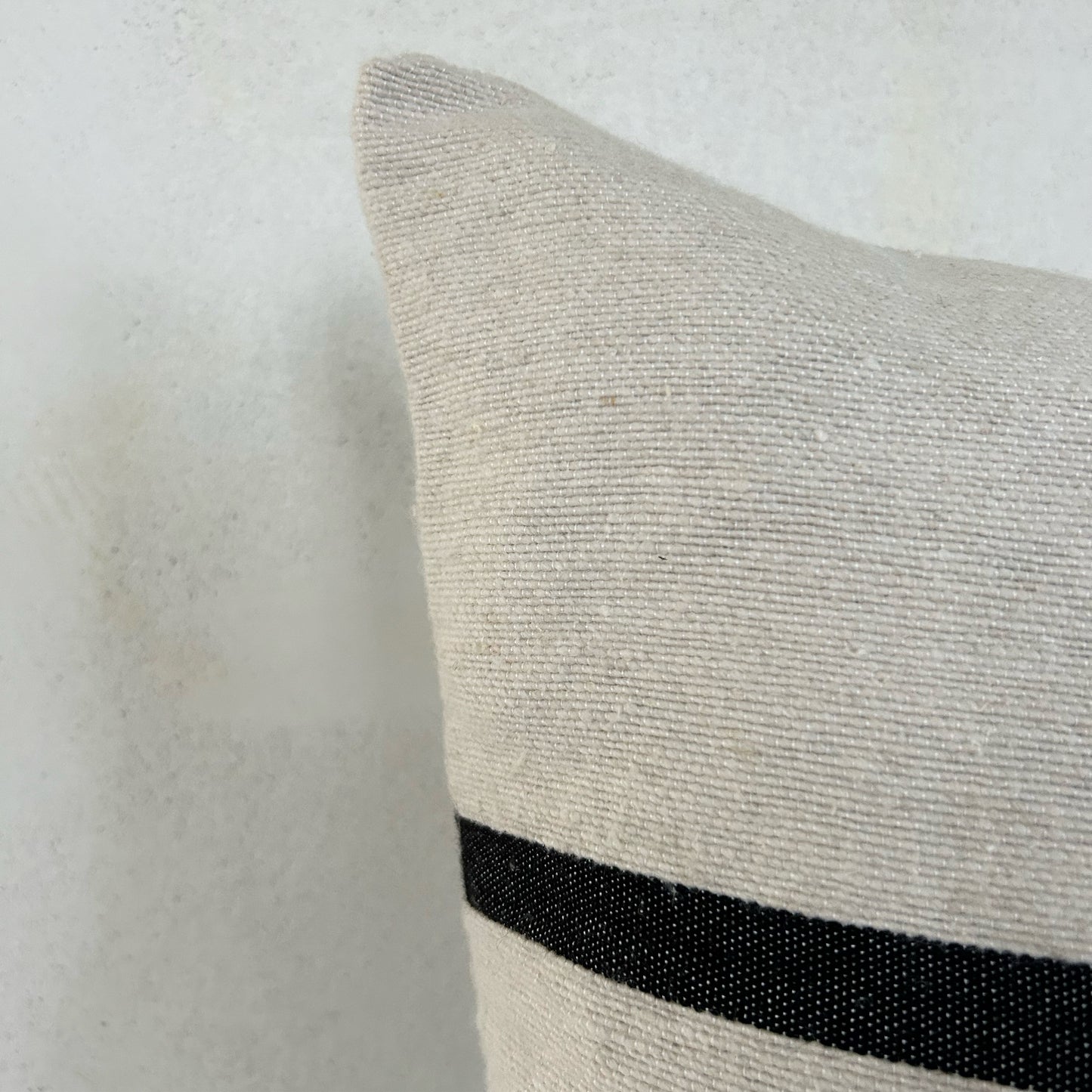 Handgemaakte kussenhoes met zwarte streep