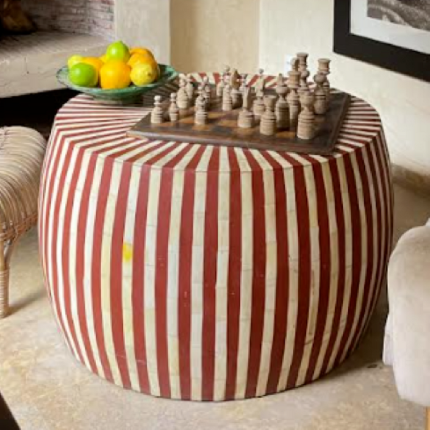 Bone inlay bijzettafel rond, met rood witte strepen